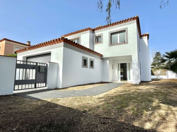 ESPECTACULAR CHALET ESQUINERO CLUB GOLF AIGUESVERDS REUS