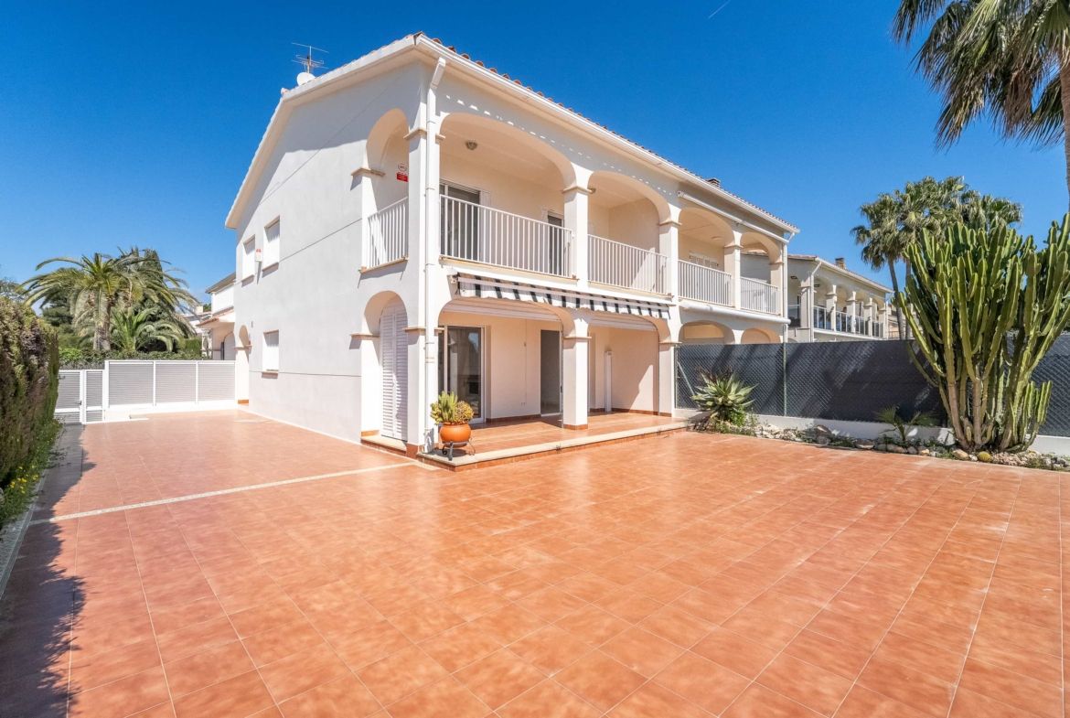 Espectacular chalet frontal al mar