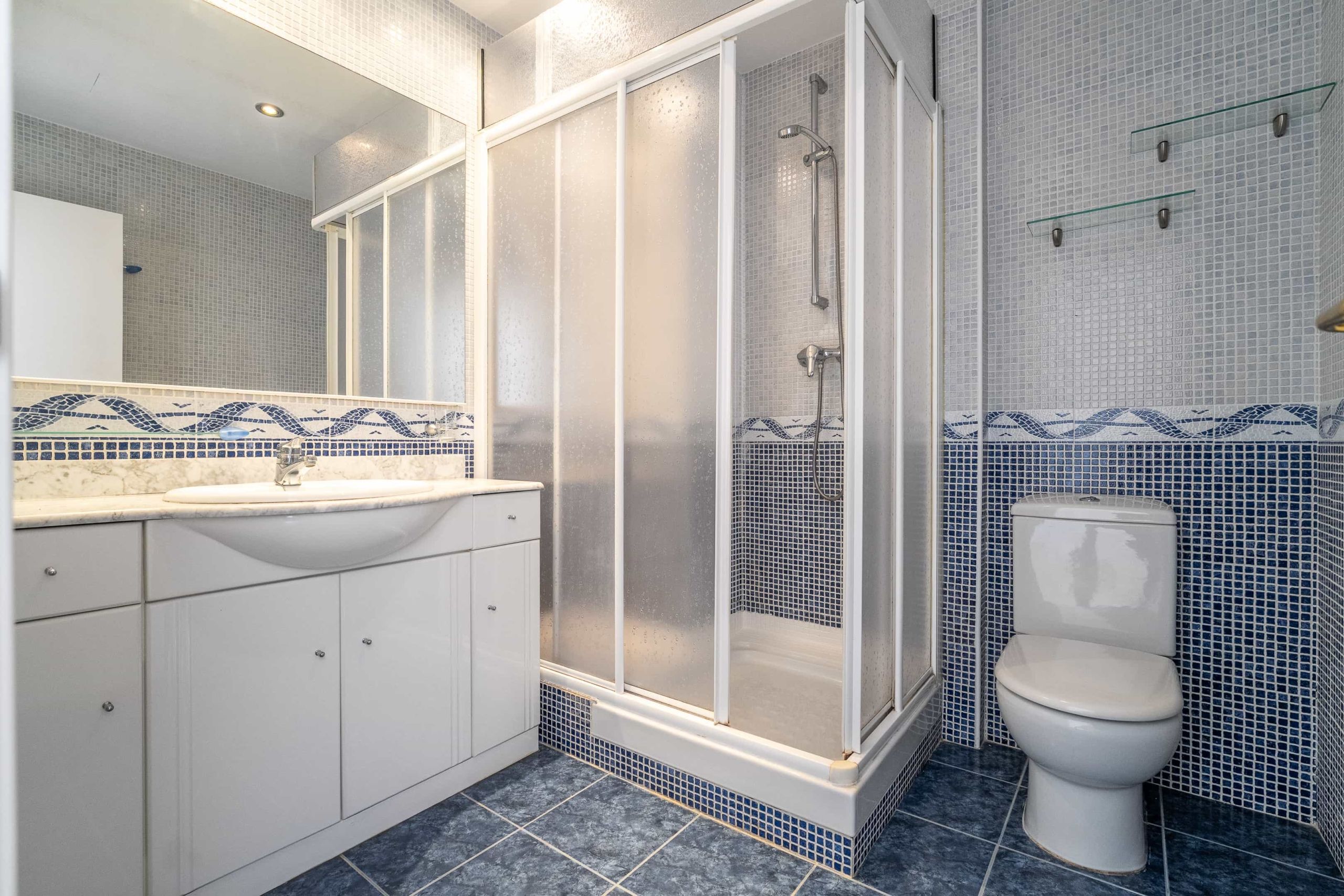 PLANTA 1 BAÑO 1 Espectacular chalet frontal al mar