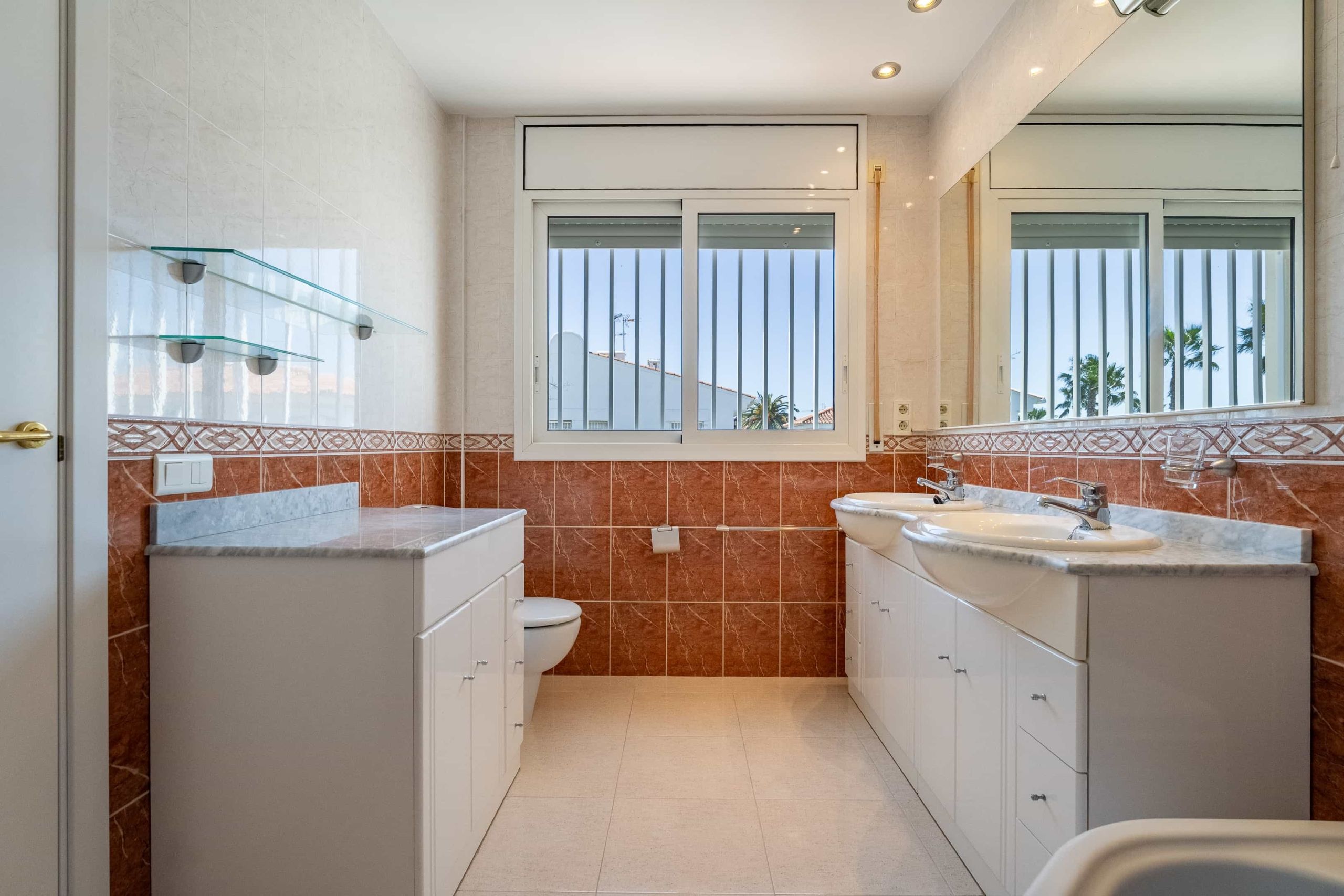 PLANTA 1 BAÑO SUITE 2 Espectacular chalet frontal al mar