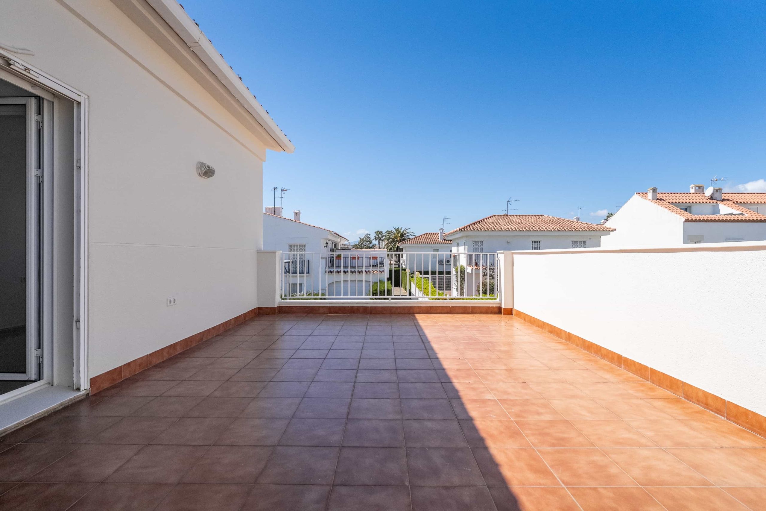 PLANTA 1 TERRAZA Espectacular chalet frontal al mar