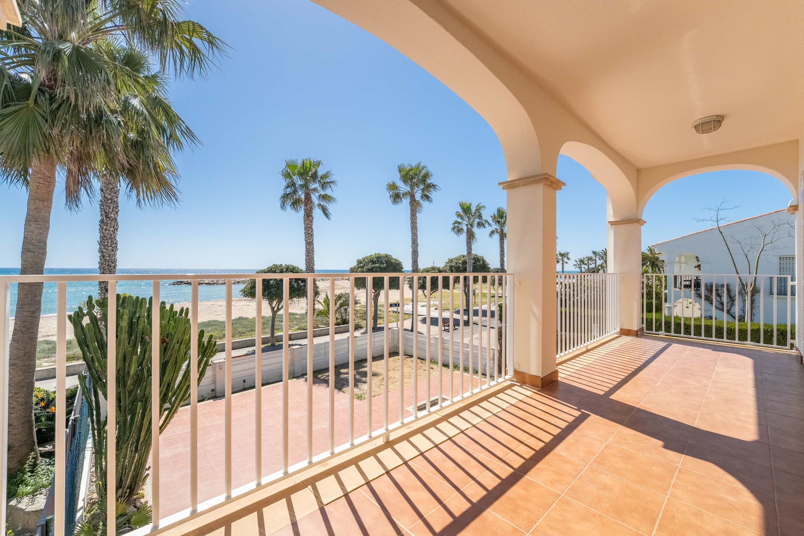 VISTAS TERRAZA 2 Espectacular chalet frontal al mar