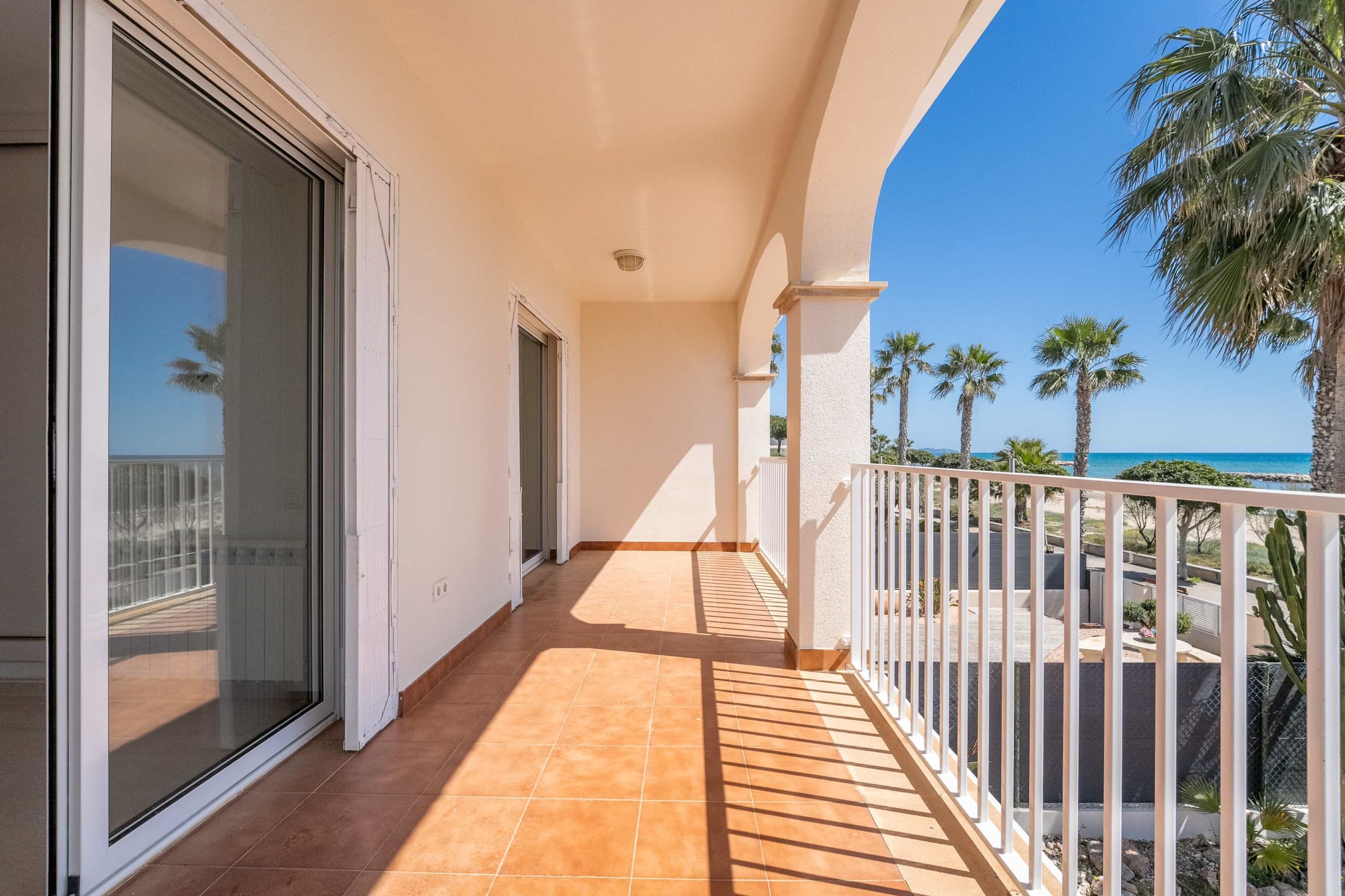VISTAS TERRAZA 5 Espectacular chalet frontal al mar