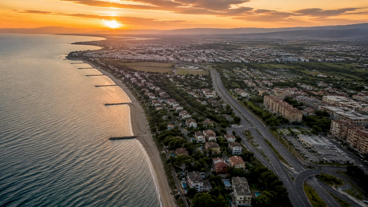 Imagen aérea de Vilafortuny y Cambrils, donde se aprecia la carretera junto a la costa mediterránea.
