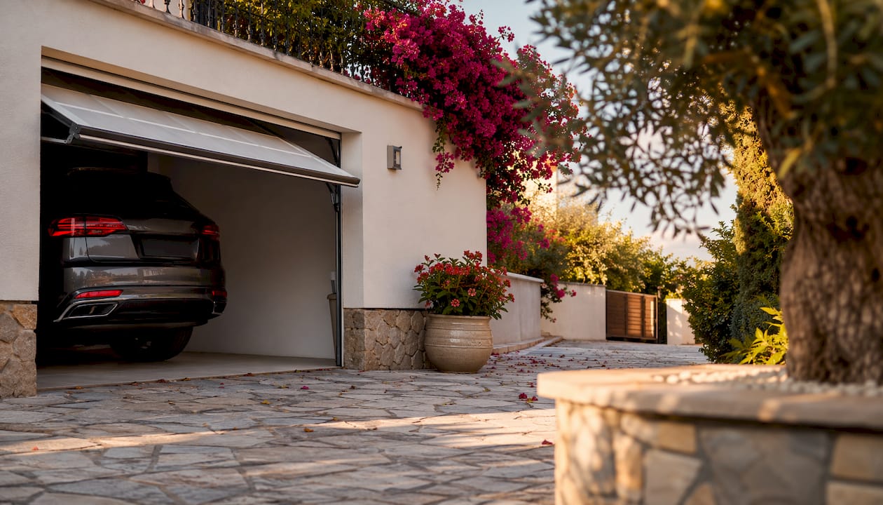 Modern Cambrils house with driveway and garage