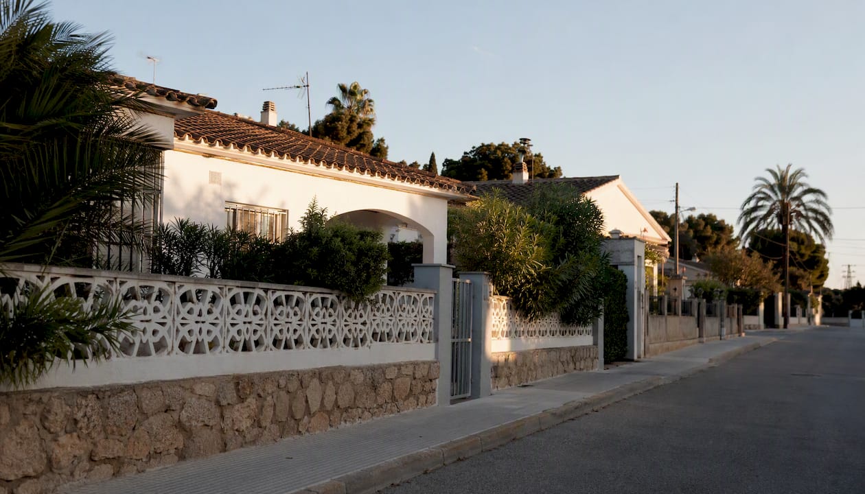 Calle tranquila de Cambrils rodeada de viviendas típicas de la zona