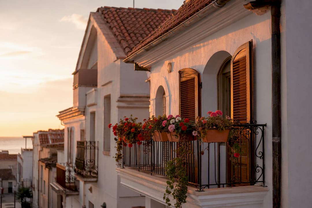 Fachada de casa de alquiler vacacional en la costa mediterránea
