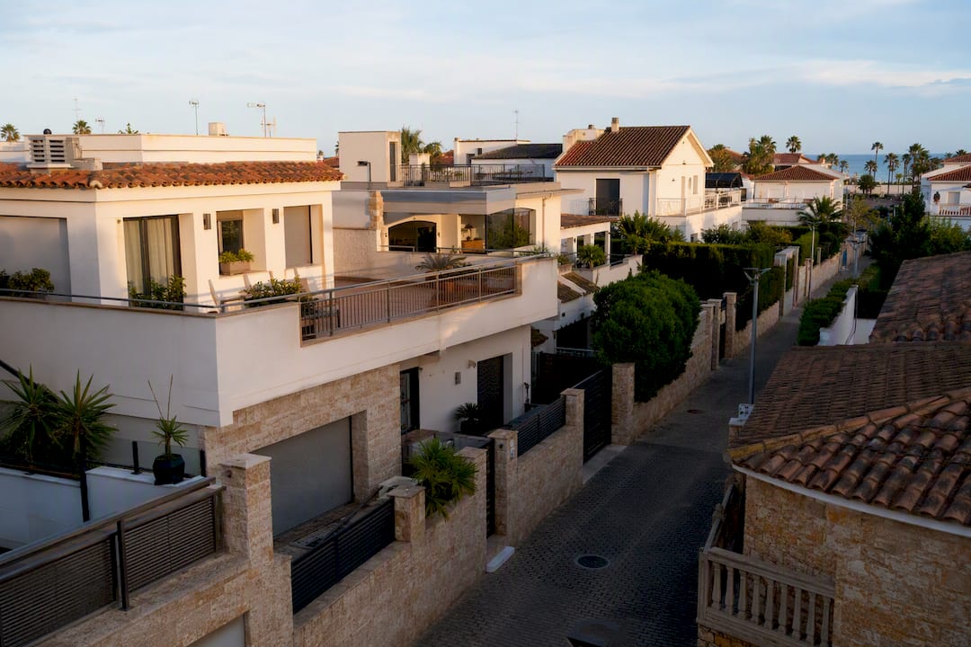 Calle de un barrio costero mediterráneo