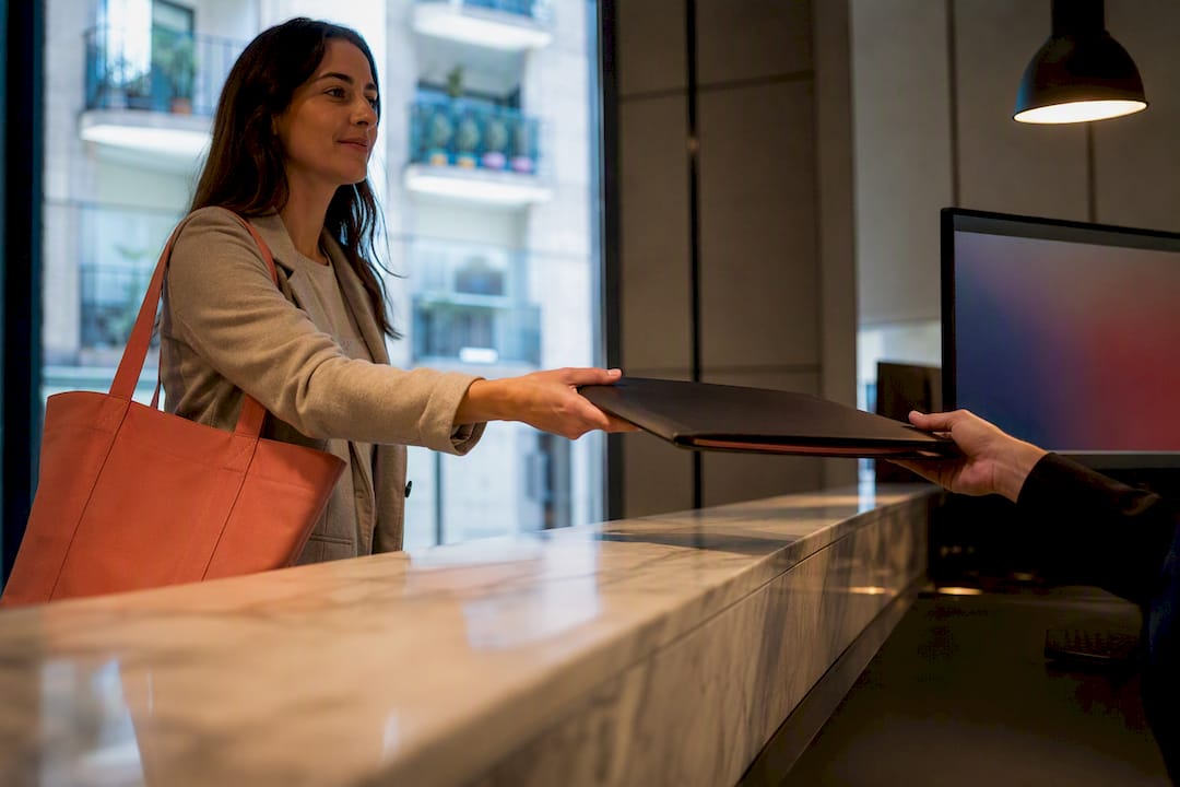Compradora gestionando un trámite fiscal inmobiliario