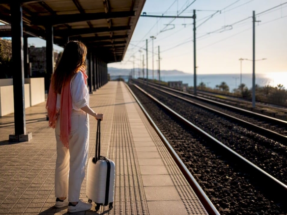 Mujer viajera esperando el tren en Cambrils