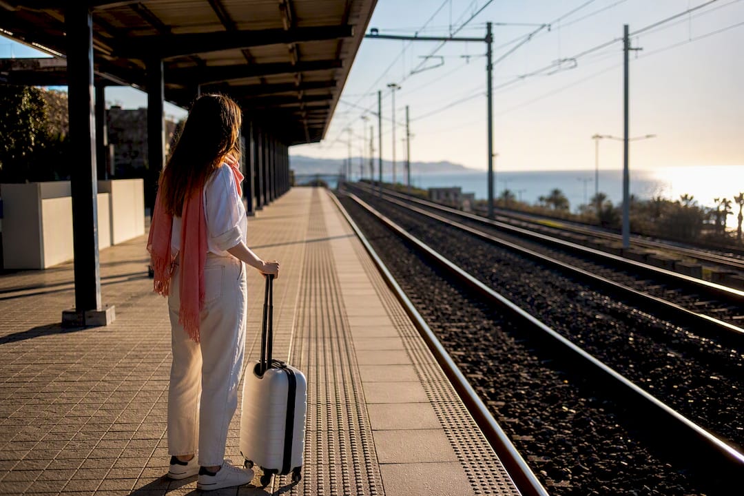 Mujer viajera esperando el tren en Cambrils