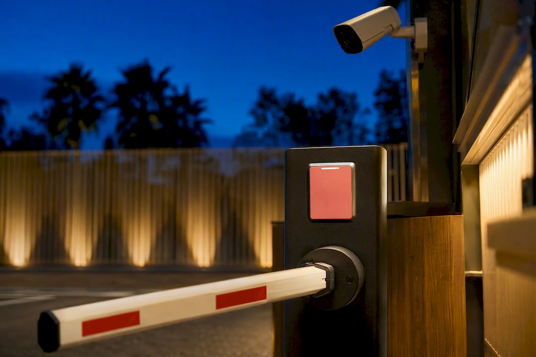 Sistema de control de acceso y cámaras en urbanización privada