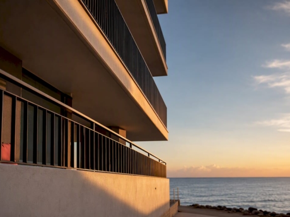 Edificio sin nombre junto al mar
