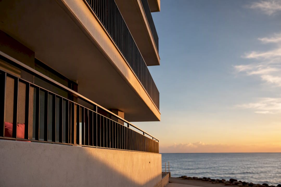 Edificio sin nombre junto al mar