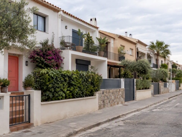 Fila de casas adosadas de estilo mediterráneo en Cambrils