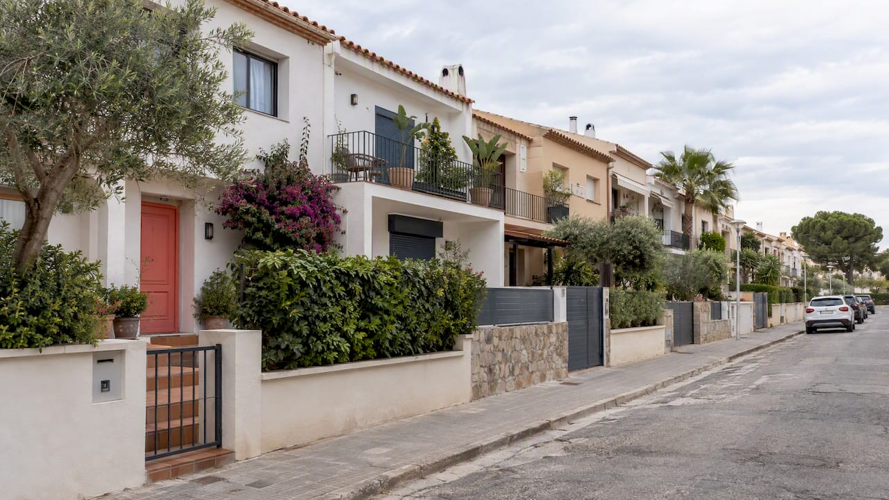Fila de casas adosadas de estilo mediterráneo en Cambrils