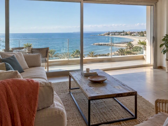 Sala luminosa con vistas despejadas al mar