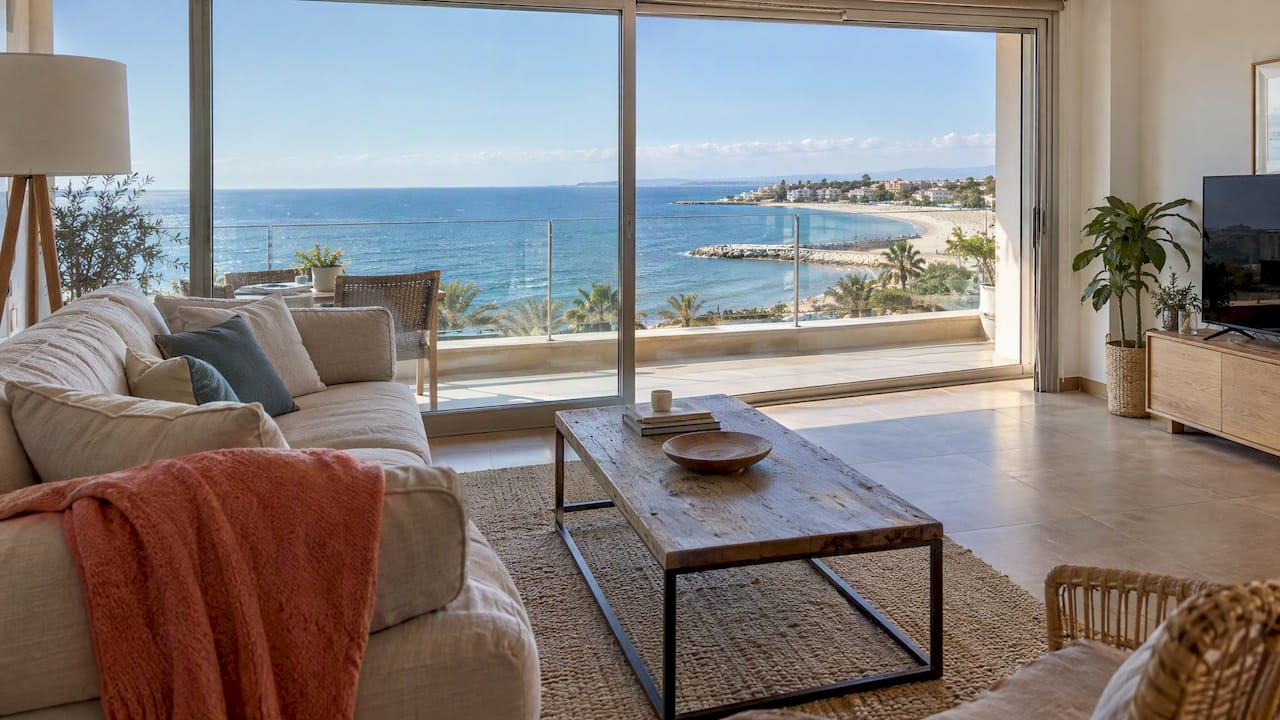 Sala luminosa con vistas despejadas al mar
