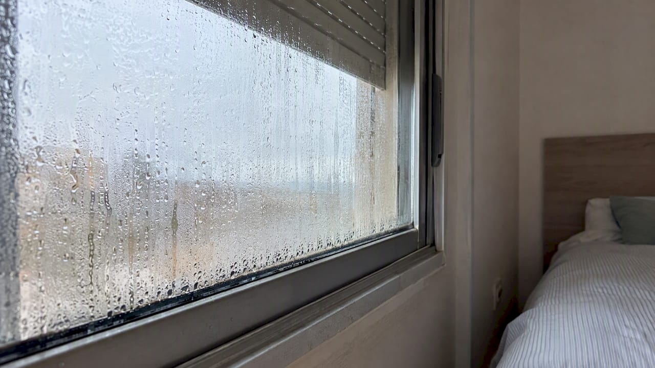 Condensación visible en la ventana de una vivienda junto al mar