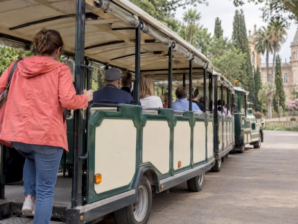 Tren turístico de Cambrils cerca del Parc Samà