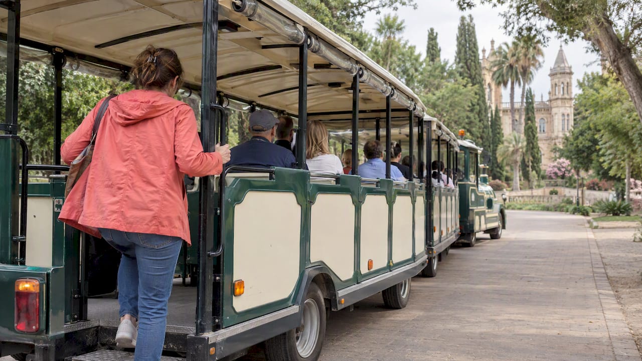 Tren turístico de Cambrils cerca del Parc Samà