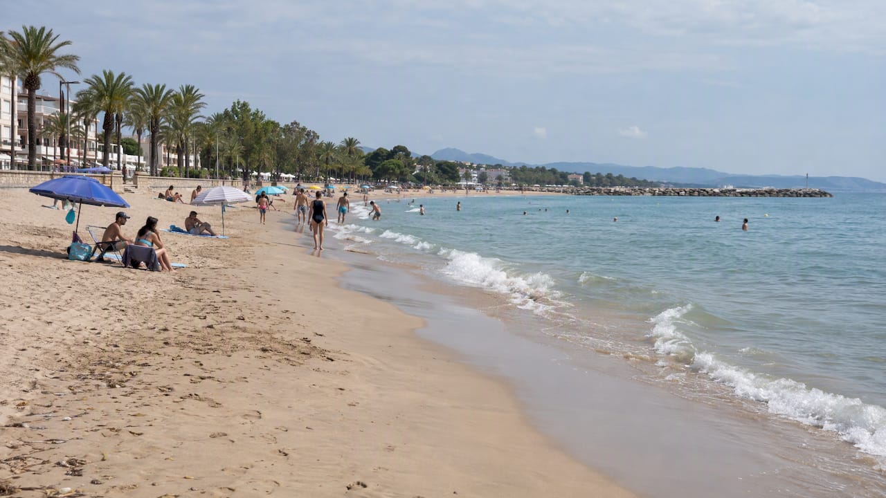 Arena y mar en una playa de Cambrils