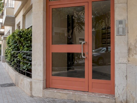 Acceso a un edificio de viviendas en Cambrils