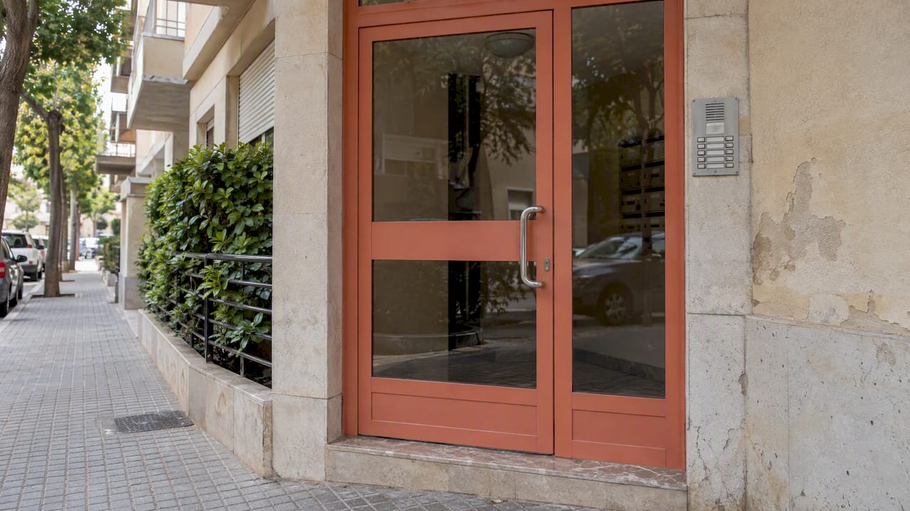 Acceso a un edificio de viviendas en Cambrils
