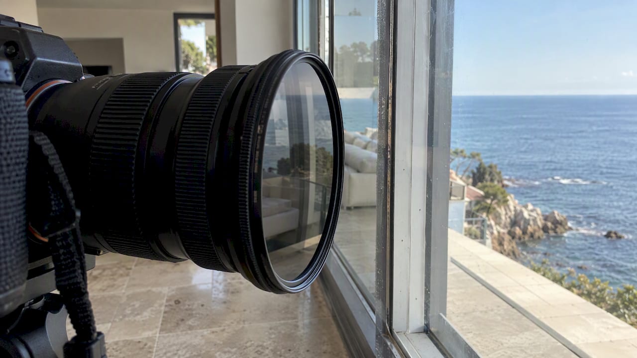Filtro polarizador frente a una cristalera con reflejos