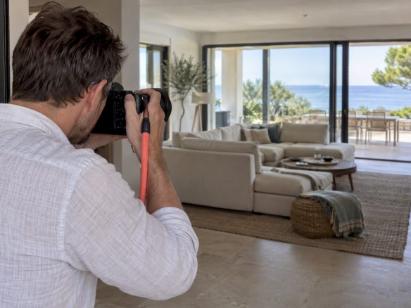 Fotógrafo enmarca la sala de una villa