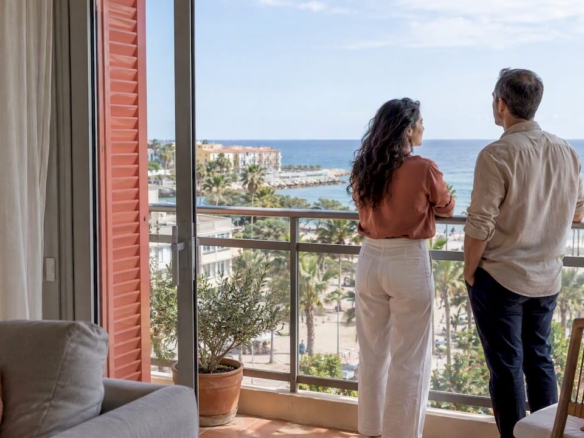 Pareja disfrutando de la vista al mar desde una terraza