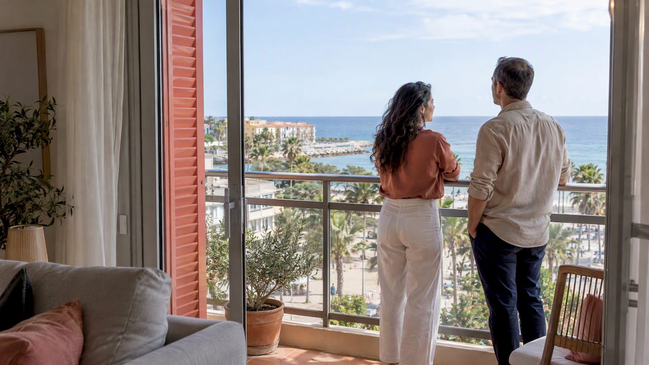 Pareja disfrutando de la vista al mar desde una terraza